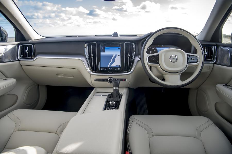 Торпедо Volvo V60 D4 Cross Country 2019 года  (UK) (фото 19 из 43)